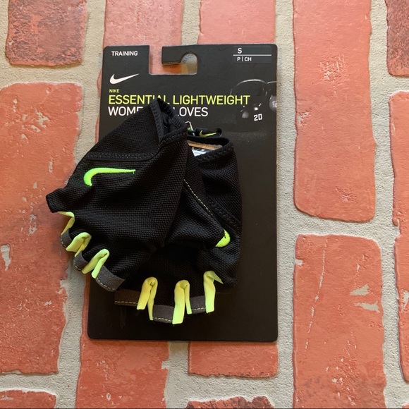 Nike Accessories - Women’s Nike gloves